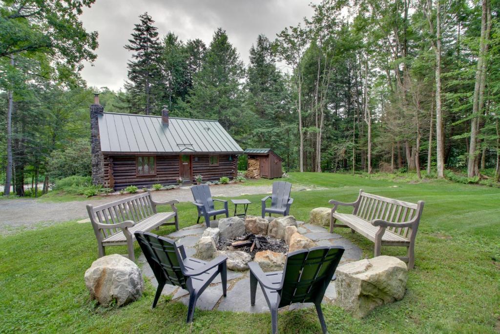 Κήπος έξω από το Award-Winning Log Cabin, Top 5 in New England!