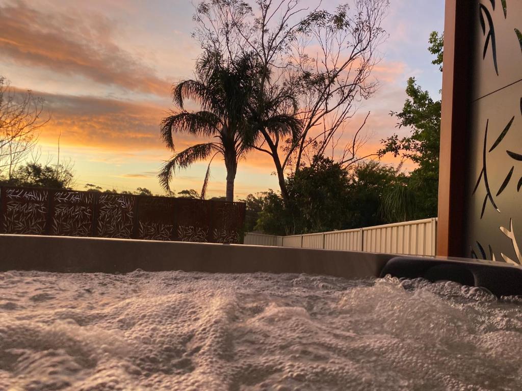 ein kleiner Pool im Garten mit Sonnenuntergang in der Unterkunft Ella Cottage - Relaxing romantic escape-Southern Highlands 