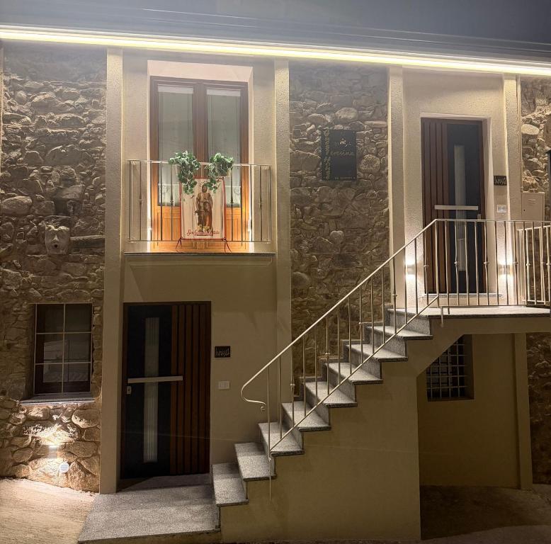 een gebouw met een trap en een stenen muur bij Guest House Teresina in San Giovanni in Fiore