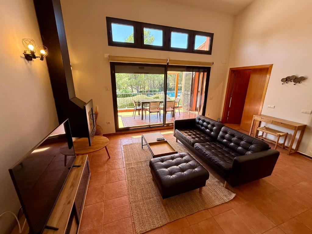 ein Wohnzimmer mit Sofa und Tisch in der Unterkunft Charming Retreat in Bonmont in Bonmont Terres Noves