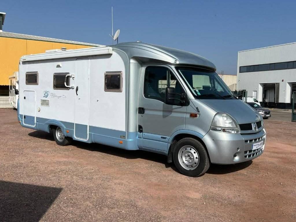 a small truck parked in a parking lot at Alojamiento dondequiera I in Breña Baja