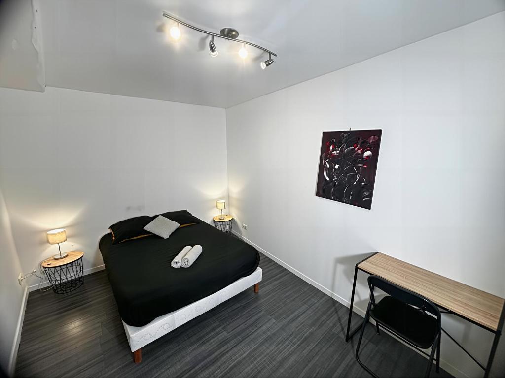 ブレ・シュル・セーヌにあるL'Authentique de la Brieのベッドとテーブルと照明のある白い部屋