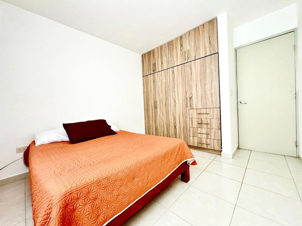 Ένα ή περισσότερα κρεβάτια σε δωμάτιο στο Departamento Moderno Durazno - 2 Albercas - 3 Min Malecón y Playas