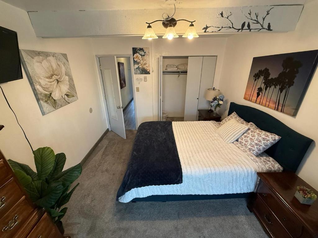 una camera da letto con un letto con una coperta bianca e nera di 2BR Apt • Deck • Assigned Parking a Great Falls