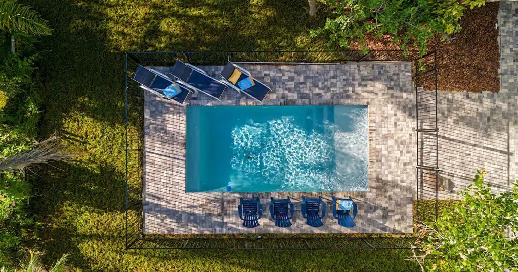 Bazén v ubytování Beachside Getaway - Heated Pool - By Vilano Beach nebo v jeho okolí