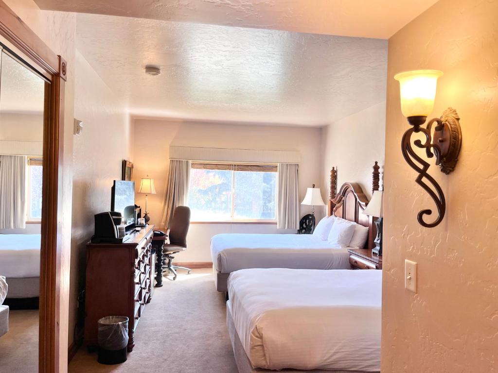 a hotel room with two beds and a desk at Zermatt Family 2BR Villa Near Deer Valley & Park City Ski Resorts - 6769 in Mound City