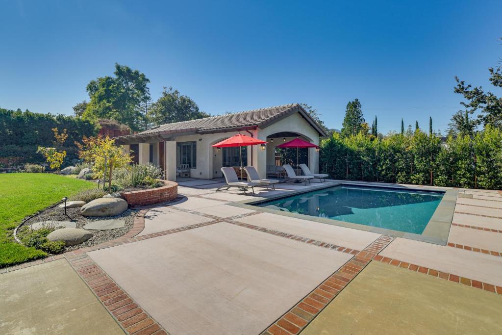 une piscine dans une cour avec une maison dans l'établissement 10 Mi to San Jose Couples Cottage with Hot Tub!, à Monte Sereno