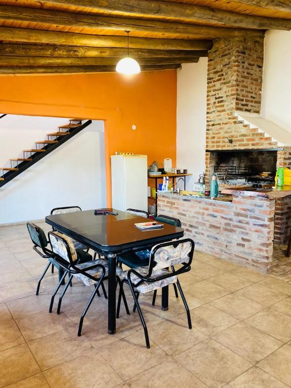 a table and chairs in a room with a kitchen at La Perla del Yuqueri in Concordia