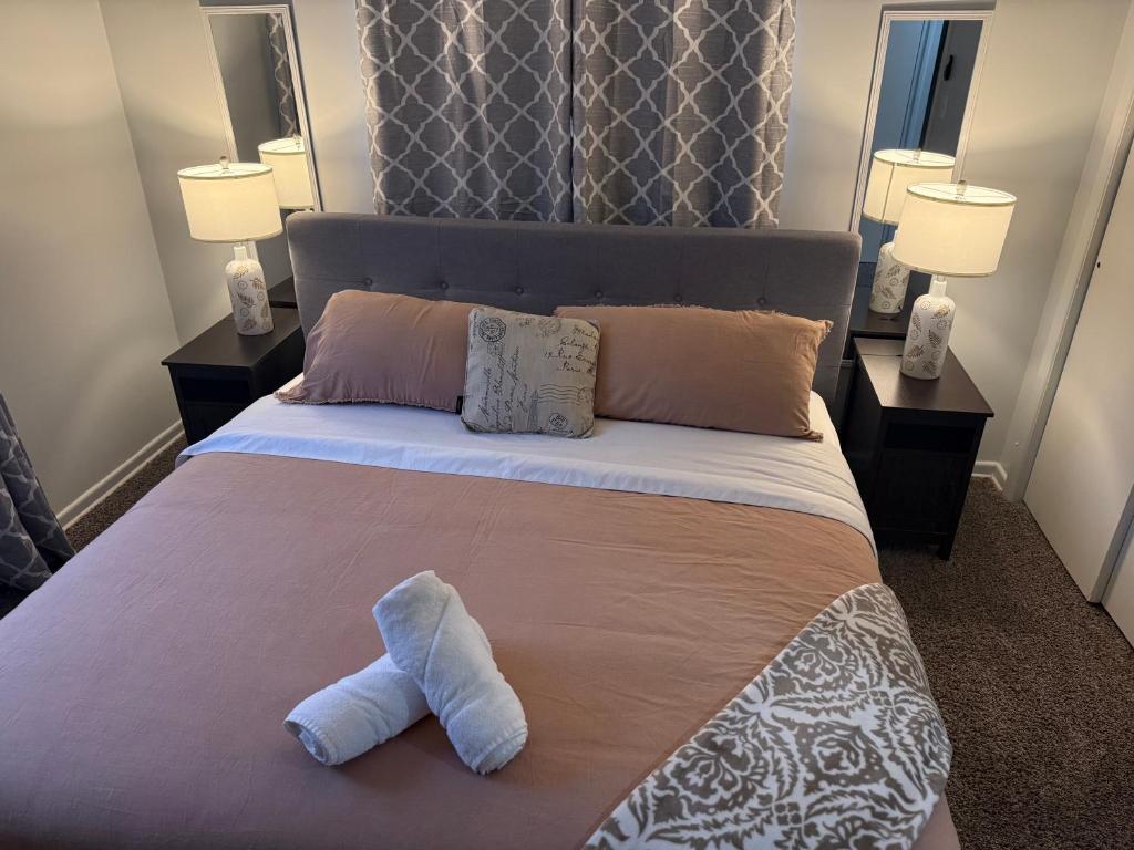 Postel nebo postele na pokoji v ubytování Cozy small ranch style house