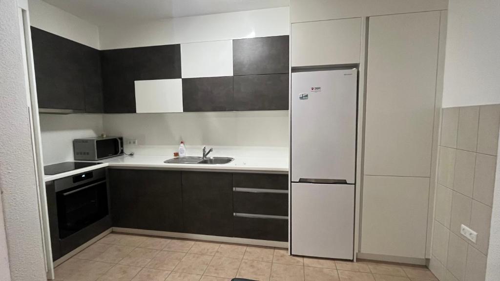 una cocina con frigorífico y fregadero en Stan na dan Šamac, en Bosanski Šamac