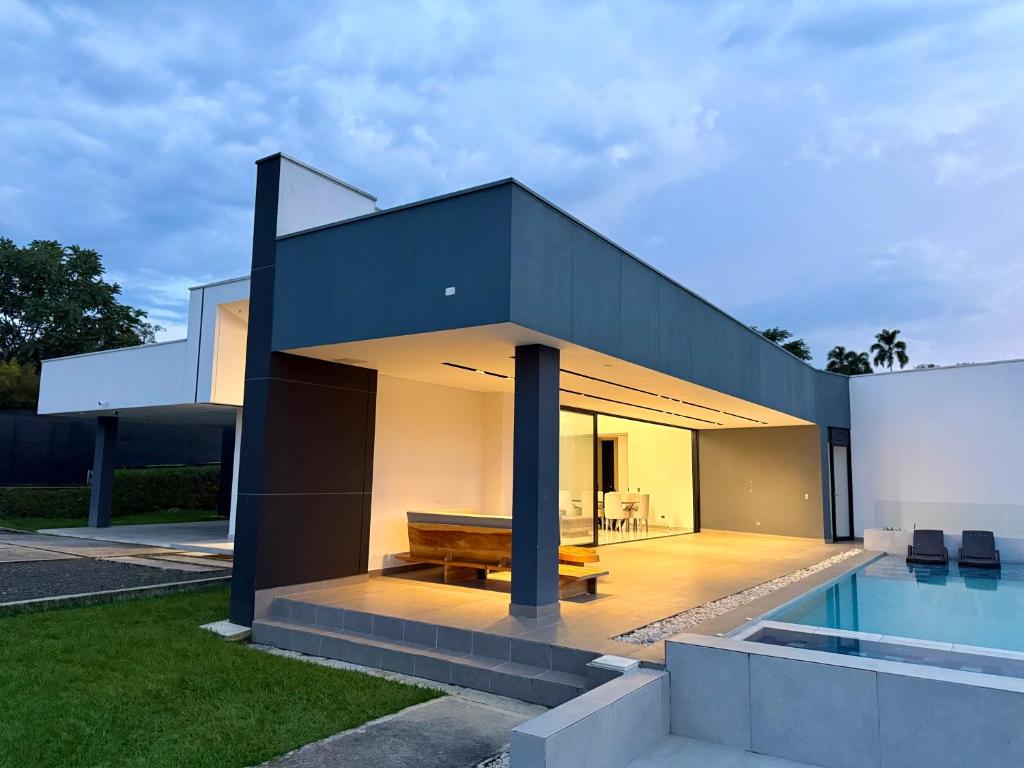 Bazén v ubytování Cómoda y tranquila casa de lujo sector cerritos nebo v jeho okolí