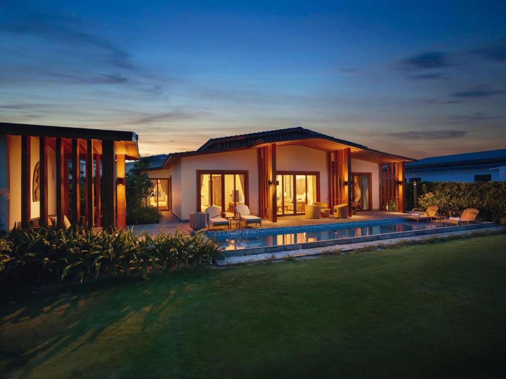 Three-Bedroom Pool Villa - Beachfront