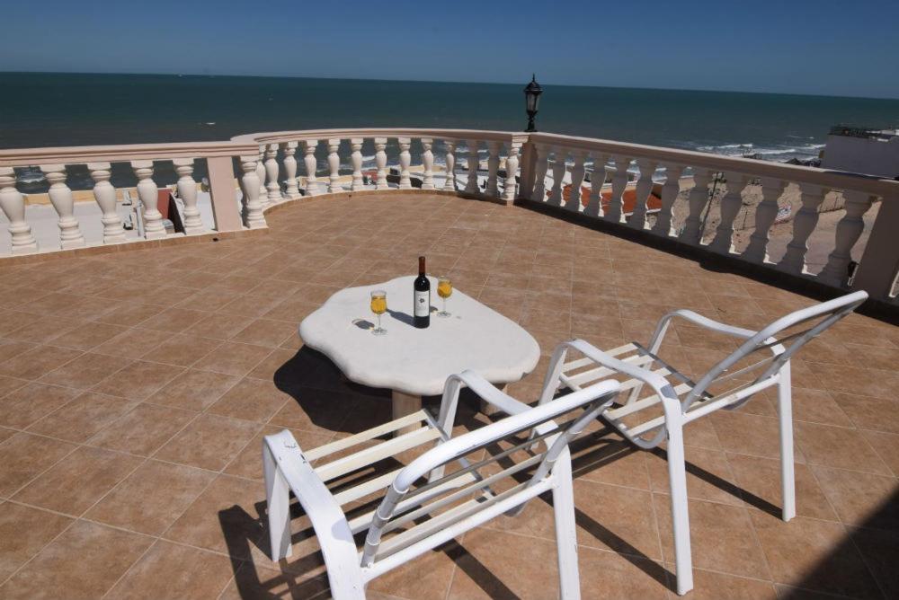 uma mesa e duas cadeiras numa varanda com o oceano em Magnificent San Felipe Beach side condo - Jerry`s condo #1 em San Felipe