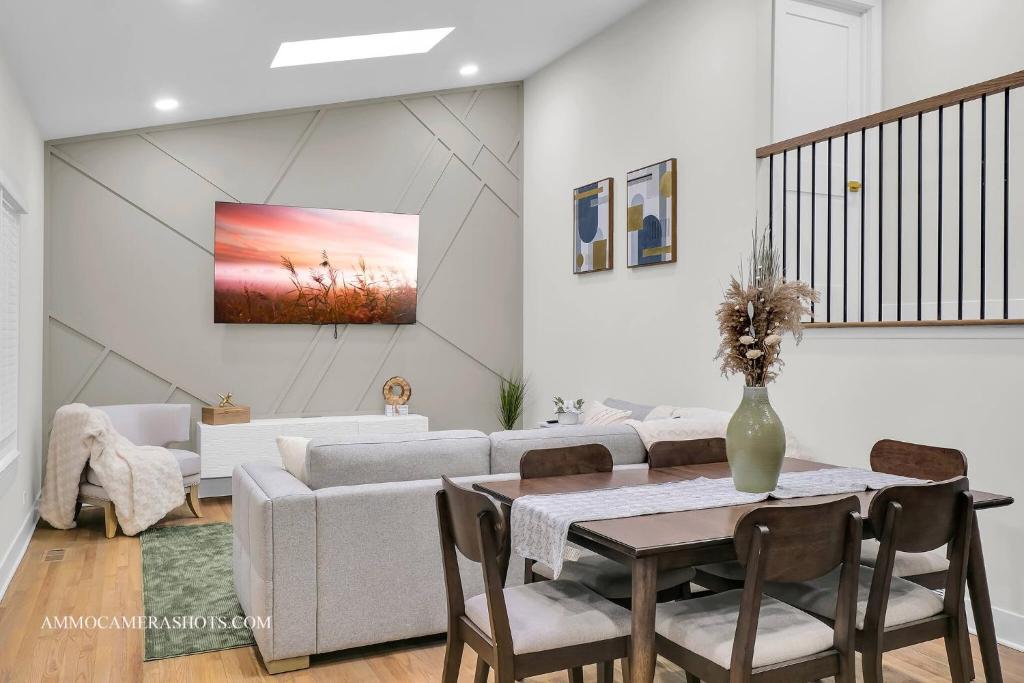 Χώρος καθιστικού στο Chicago Gem! Centrally Located - proximity to O' Hare Airport