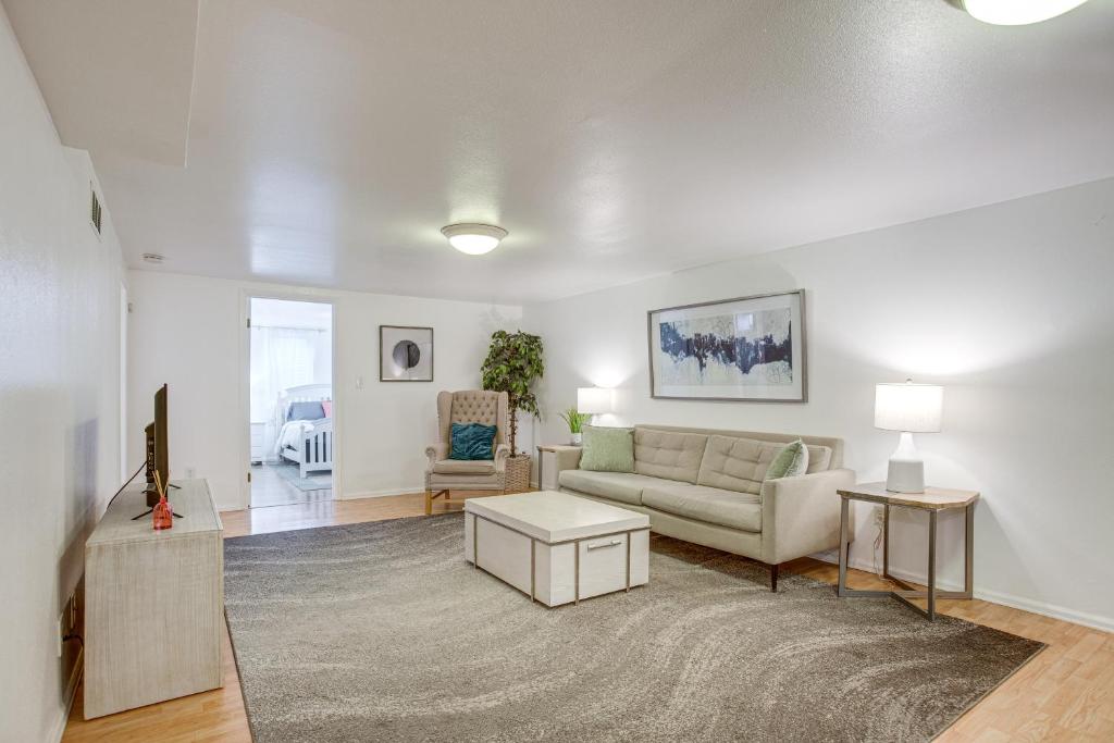 Posezení v ubytování Walk to Shops at Belmar Denver Area Home Base