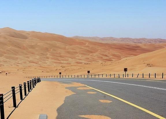 a road in the middle of the desert at استراحة رملة ليوا in Al Aţīr