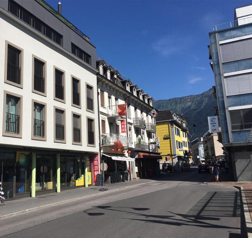 eine leere Straße in einer Stadt mit Gebäuden in der Unterkunft Happy central apartment in Interlaken