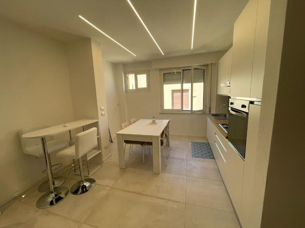 a kitchen with a table and a table and a dining room at Appartamento Helena Duomo in Pisa
