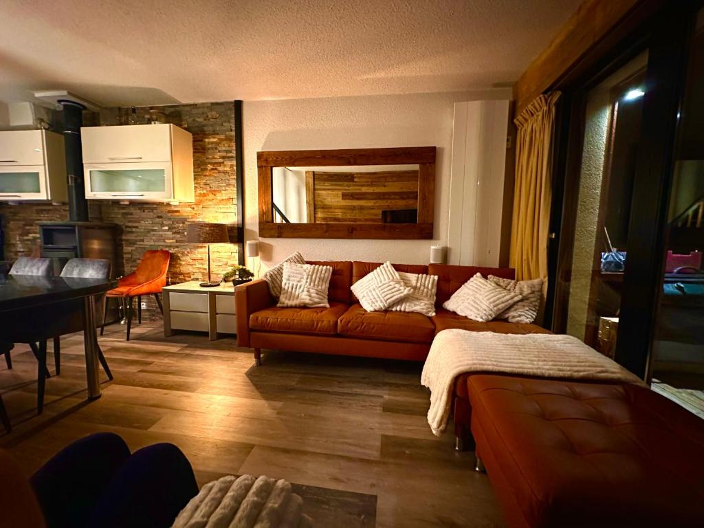 Posezení v ubytování Les Ecureuils Squirrel Lodge