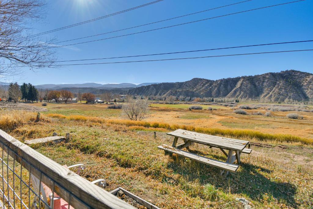 伊格尔Group Ski Retreat Drive to Beaver Creek and Vail!的野餐桌,带围栏的野外