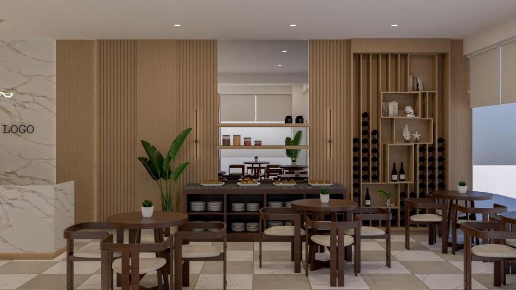 Un restaurante con mesas y sillas en una sala. en Hotel Sky - Tarija, en Tarija