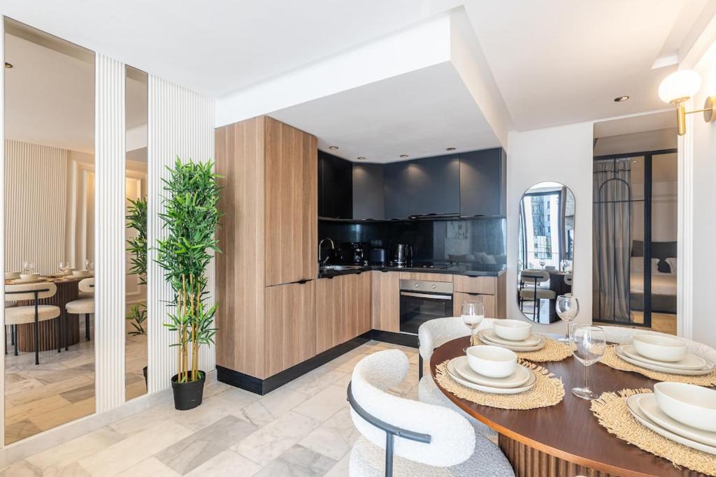 Una cocina y un comedor con mesa y sillas. en Appartement ou Villa de charme à Taghazout Bay, en Agadir nʼ Aït Sa