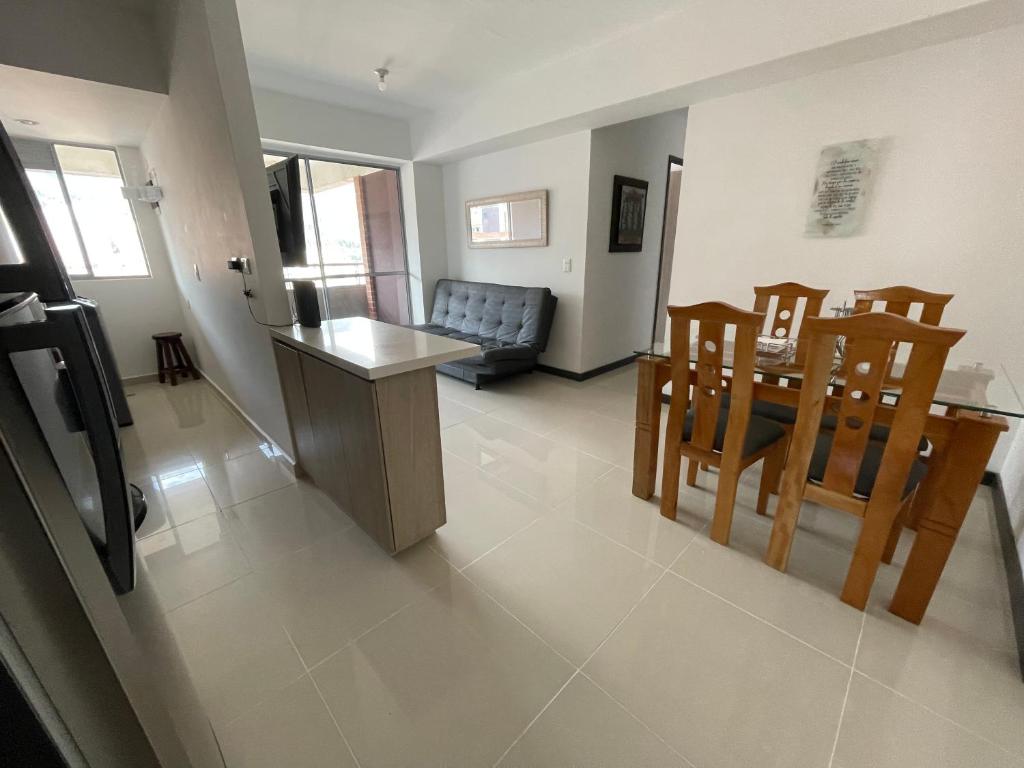 Η κουζίνα ή μικρή κουζίνα στο Cómodo apartamento para largas estadías en Niquia