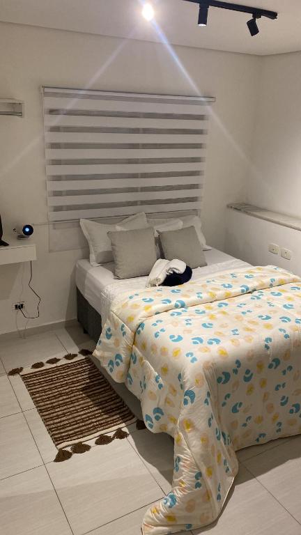 Ένα ή περισσότερα κρεβάτια σε δωμάτιο στο Kitnet Lourenço House