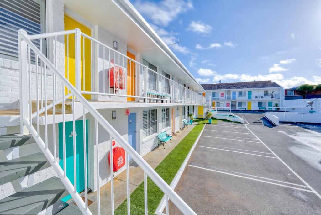 een gebouw met trappen naast een parkeerplaats bij Waves Motel and Apartments formerly Comfort Inn International in Warrnambool