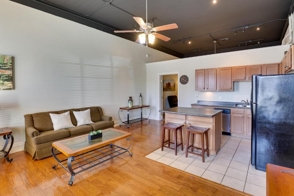 Η κουζίνα ή μικρή κουζίνα στο Steps to Restaurants and Shops! Dtwn Marshall Apt