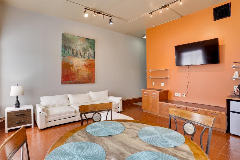 Μια τηλεόραση ή/και κέντρο ψυχαγωγίας στο Ultimate Convenience Historic Dtwn Marshall Apt!