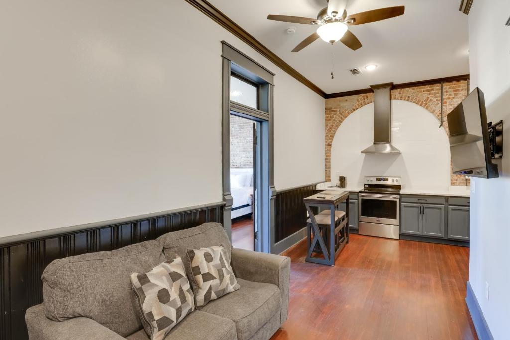 Η κουζίνα ή μικρή κουζίνα στο Walk to Museums! Historic Downtown Marshall Apt