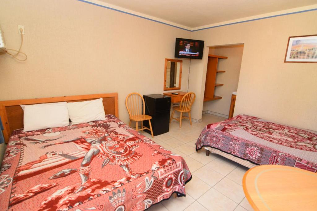 Postel nebo postele na pokoji v ubytování Downtown San Felipe Studio 2 Free WiFi and Cable TV