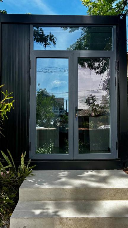 eine Glasschiebetür mit Blick auf ein Haus in der Unterkunft Premium Black 2 in Canela