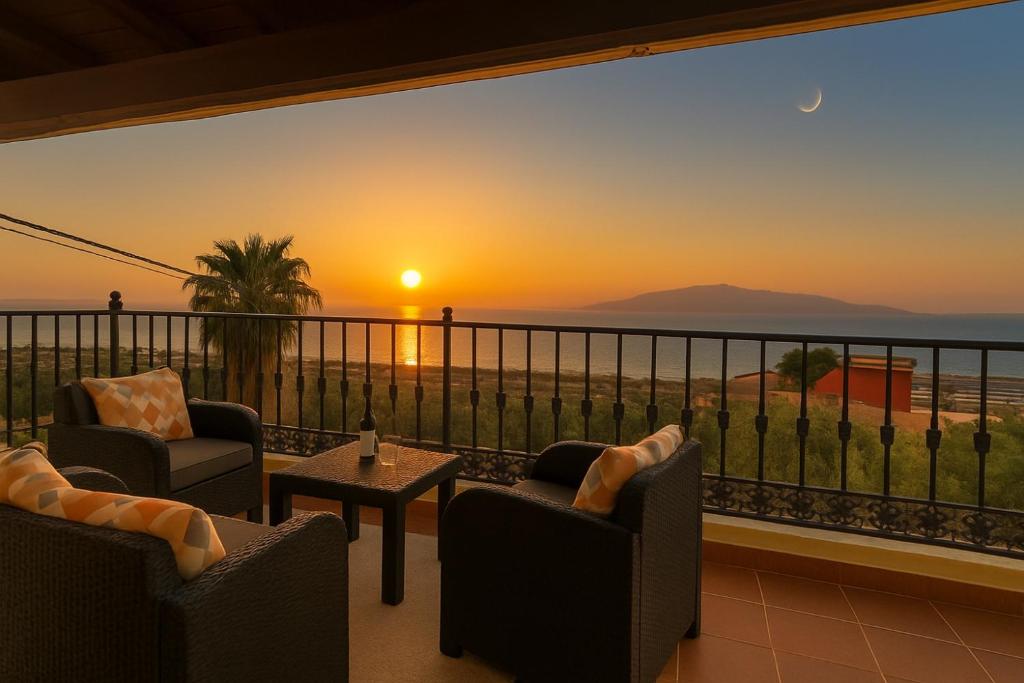 阿德耶Casa Rural Tijoco by Paramount Holidays的阳台享有日落美景。