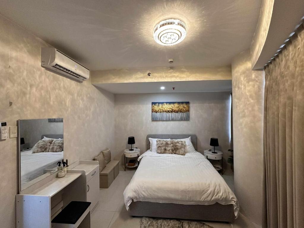 Ένα ή περισσότερα κρεβάτια σε δωμάτιο στο Cozy 1-BR Condo Unit