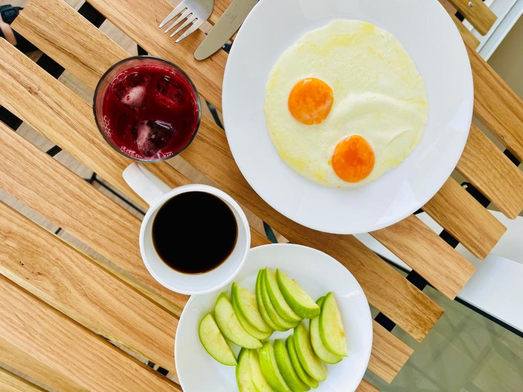 a table with two plates of food and a cup of coffee at EIRA TACK by Tack Real Estate in Santa Marta