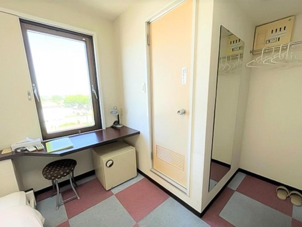 a room with a desk and a window and a desk with a chair at Rakuda Hotel Jinguu - Vacation STAY 97183v in Miyazaki