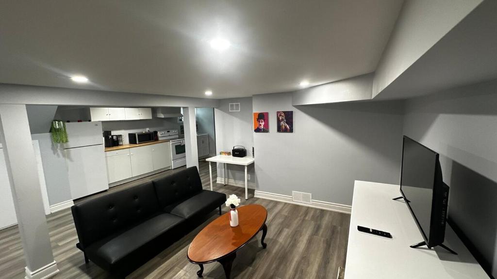 O bucătărie sau chicinetă la Soft Landing Spot Basement Hideout