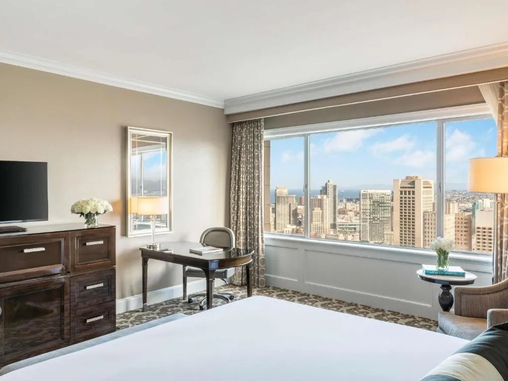Signature King room with Skyline View