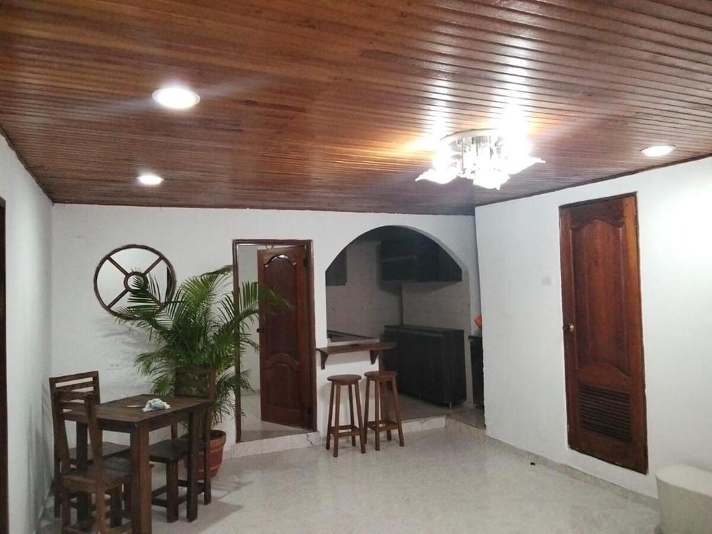 a living room with a wooden ceiling and a table and chairs at Apartamento a 15 Min del centro in Cartagena de Indias