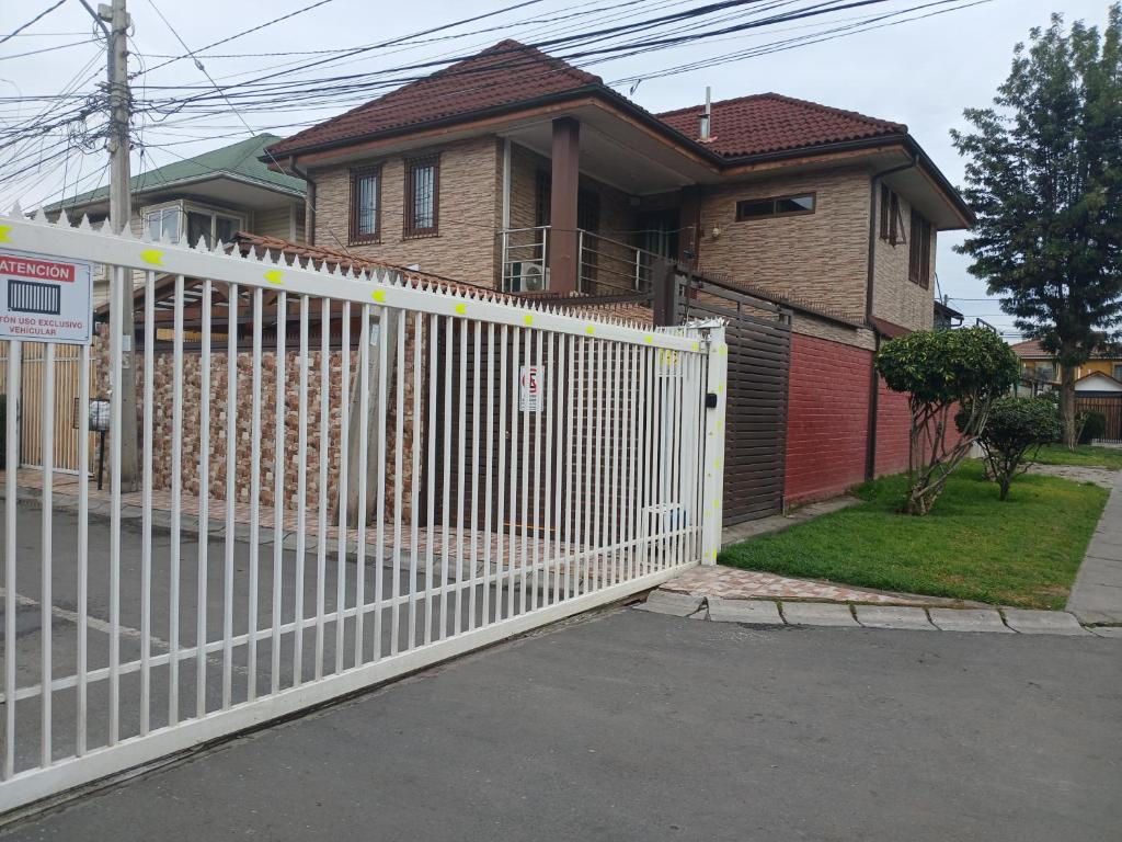 サンティアゴにあるLa casa di Gio, Free Parking, Santiagoの家の前の白い柵