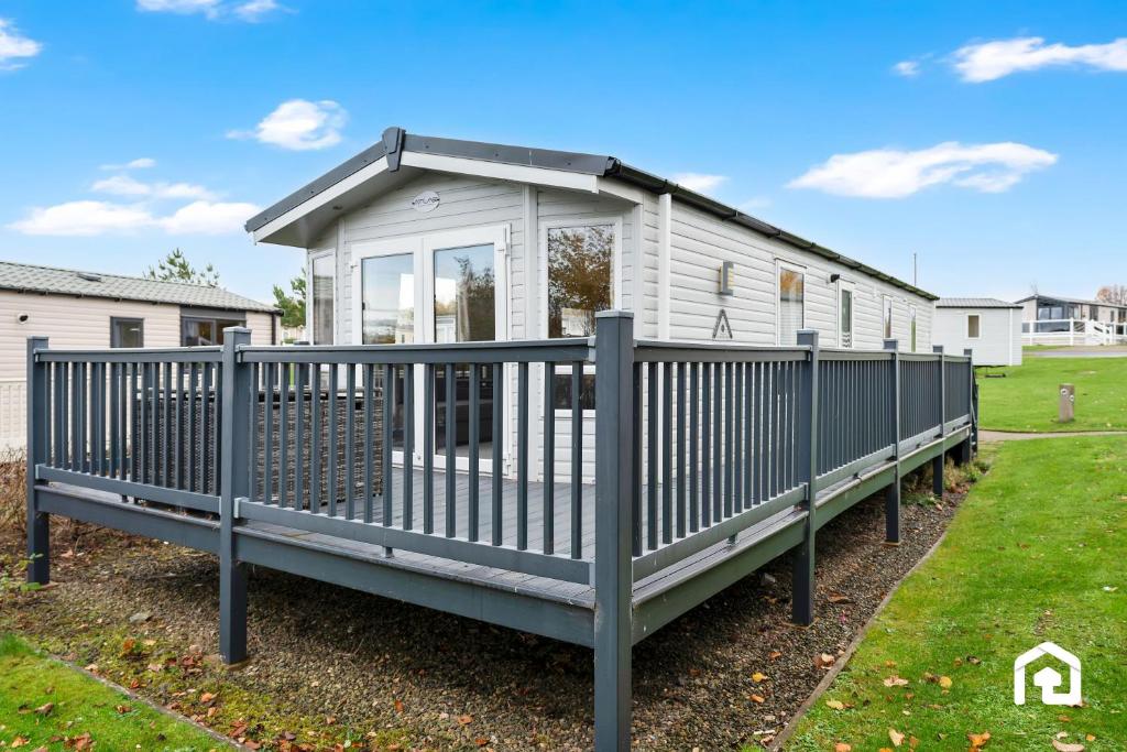 a mobile home with a porch and a house at Vacant Nests Seton Sands Kings Barns Starlink in Longniddry