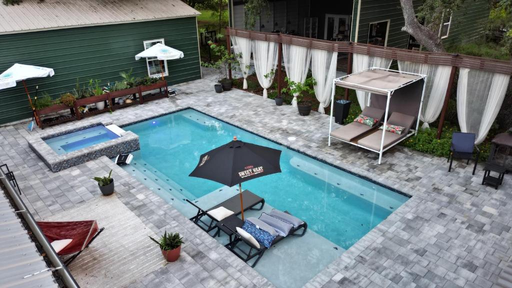 Πισίνα στο ή κοντά στο Portal- A Themed Boutique Hotel- Tampa