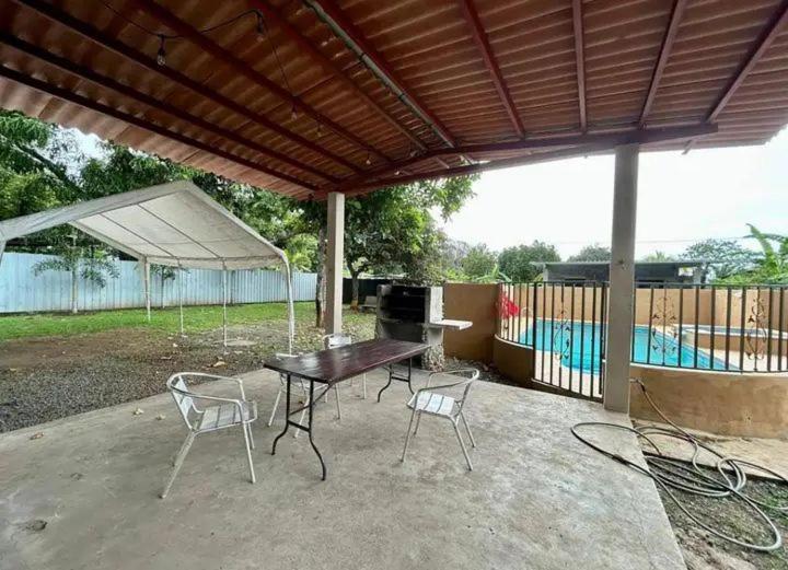 Bazén v ubytování House Aura`s nebo v jeho okolí