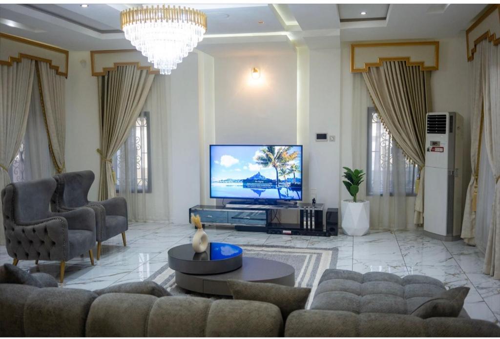 Μια τηλεόραση ή/και κέντρο ψυχαγωγίας στο Aniyah Home