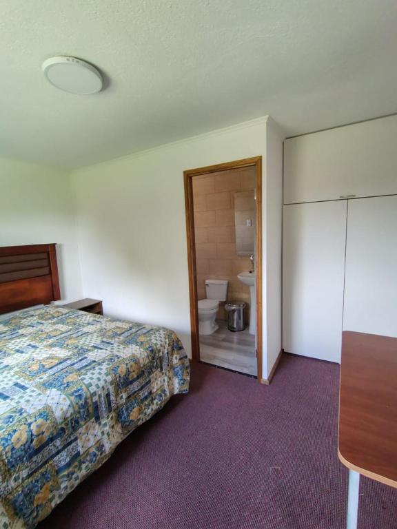 Ένα ή περισσότερα κρεβάτια σε δωμάτιο στο Hospedaje el Carmen