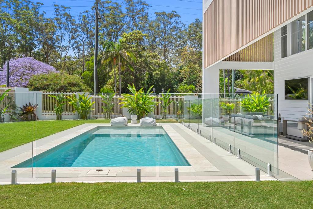 une piscine dans l'arrière-cour d'une maison dans l'établissement Luxe at Alex - Your Coastal Retreat Awaits, à Alexandra Headland