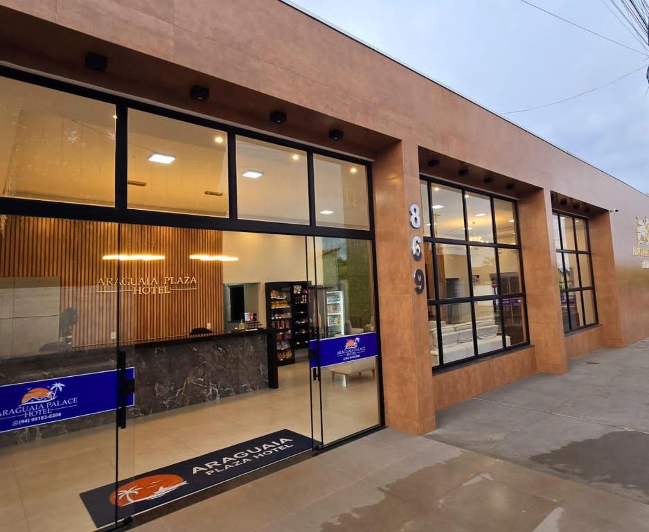Conceição do AraguaiaにあるAraguaia Plaza Hotelの大窓のある建物の正面