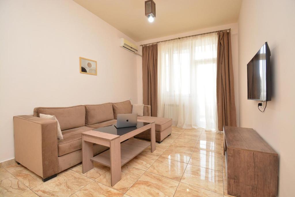 Et tv og/eller underholdning på Nice and cozy apartment near Republic square